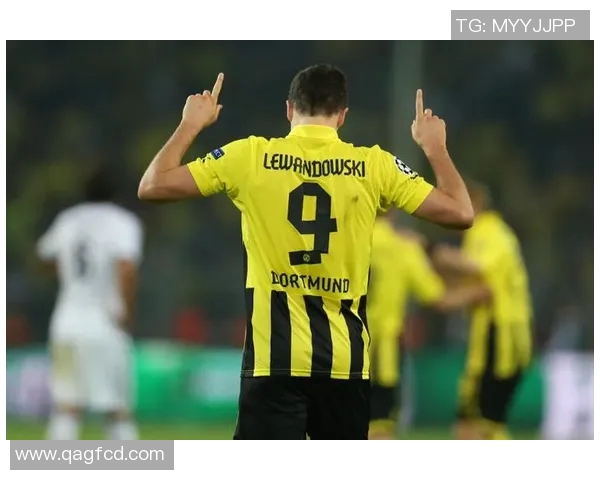 莱万在欧冠赛场火力全开10场12球领跑射手榜金靴稳稳在握 莱万在欧冠赛场火力全开10场12球领跑射手榜金靴稳稳在握