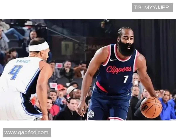 快船与篮网激战正酣比分悬念不断引发球迷热议 快船与篮网激战正酣比分悬念不断引发球迷热议