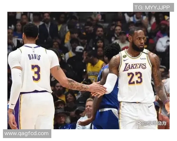 快船与上海大鲨鱼激战正酣NBA赛场精彩对决引发球迷热议