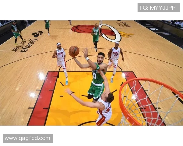 热火与凯尔特人激战11月23日NBA赛场精彩对决引发球迷热议 热火与凯尔特人激战11月23日NBA赛场精彩对决引发球迷热议